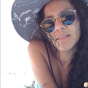 Meet your Posher, Debra